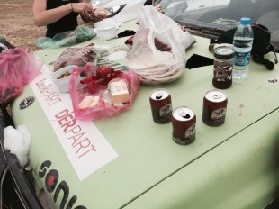 Frühstück auf der Motorhaube